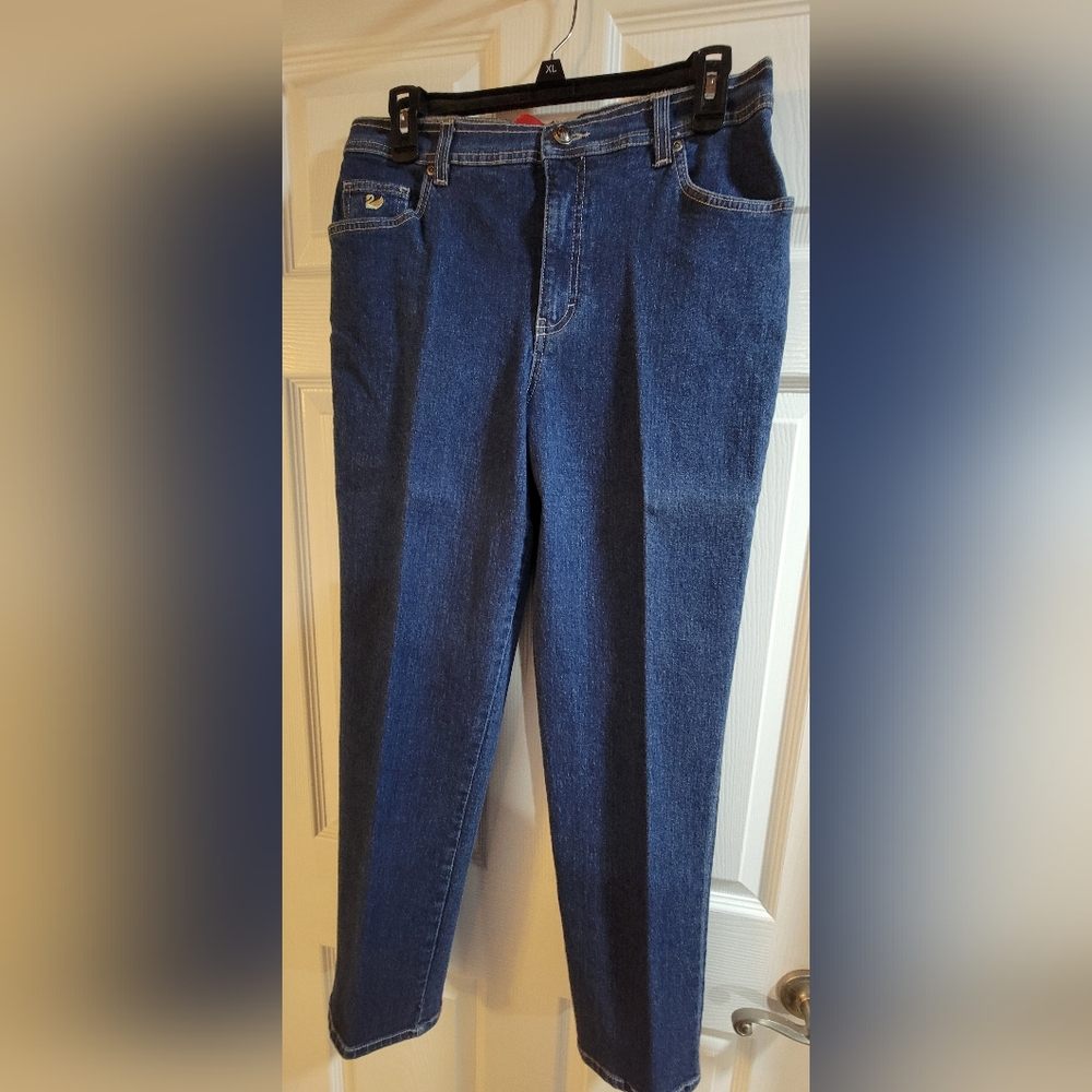 Like New- Comfy Gloria Vanderbilt jeans, petite size 10. Dark wash denim